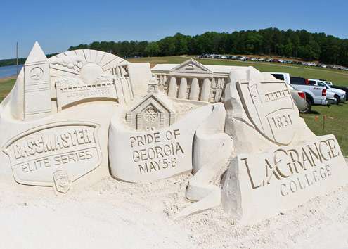 <p>
	La Grange College created a sand sculpture to welcome the Elite Series. </p>
