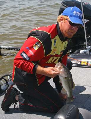 <p>
	Greg Vinson pulls out a bass to take to the scales on Day Three of the Pride of Georgia.</p>
