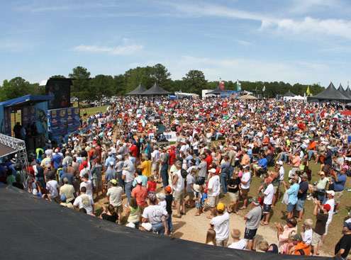 <p>
	A huge crowd gathered in La Grange, Ga., to see the anglers cross the stage.</p>
