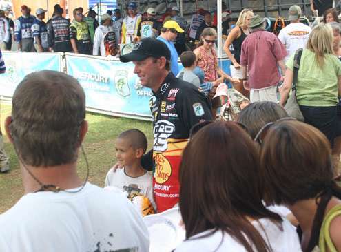 <p>
	Kevin VanDam poses for pictures with fans after the weigh-in.</p>

