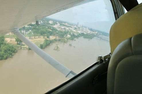<p>
	Less than 10 minutes after sitting down in the plane, Jones was up over the Arkansas River.</p>
