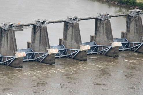 <p>
	Water was still flowing strongly out of the locks and dams.</p>
