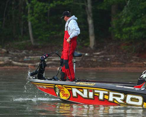 <p>
	VanDam jerks his trolling motor from the water before making a move.</p>
