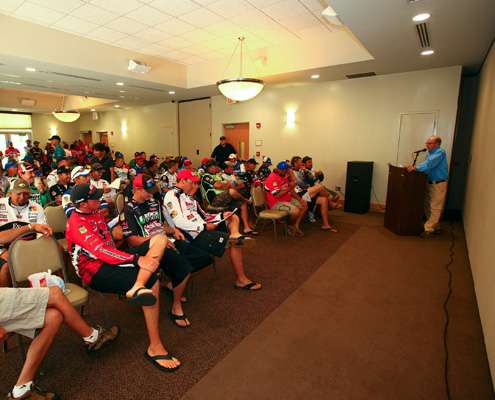 <p> 	Trip Weldon addresses the Elite Series anglers at the start of the pre-tournament meeting.</p> 