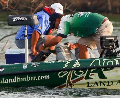 <p>
	Hite goes to the live well and was working on an early limit of fish.</p>
