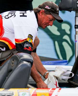 <p>
	Kevin Wirth strains to pull his fish from the livewell.</p>
