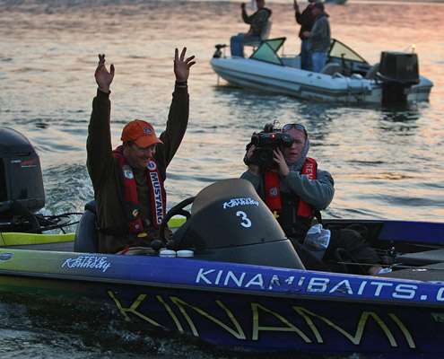 <p>
	 </p>
<p>
	Local favorite Steve Kennedy hopes to make a charge from fifth to win on West Point Lake, where he fished as a kid.</p>
