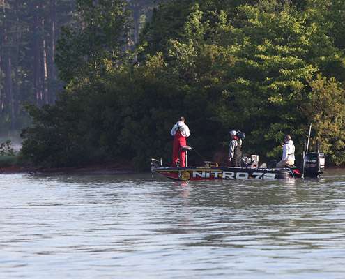 <p>
	Kevin VanDam fishes a point.</p>
