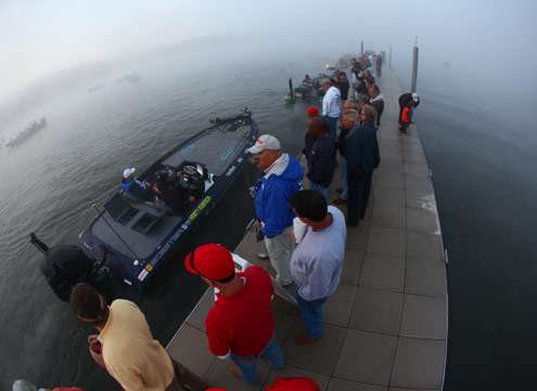 <p>
	Boats idle along the inspection dock while fans watch.<span style=