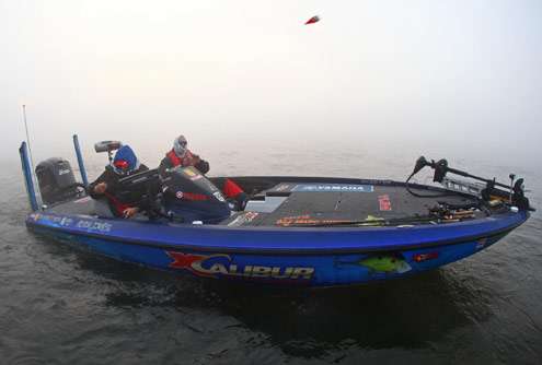 <p>
	Toyota Tundra Bassmaster Angler of the Year leader Alton Jones demonstrates his kill switch while his Marshal catches their float.</p>
