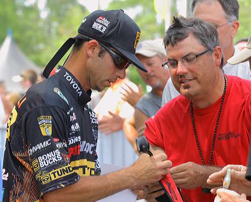 <p>
	Mike Iaconelli signs autographs for fans after having a great day on the water.</p>
