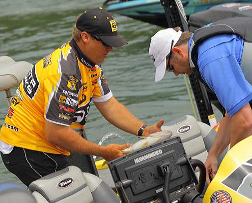 <p>
	Unofficial Toyota Tundra Bassmaster Angler of the Year leader Terry Scroggins drops another bass into his weigh-in bag.</p>
