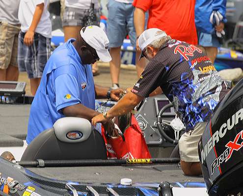 <p>
	After a great day on the water, Tommy Biffle transfers his fish into the livewell.</p>
