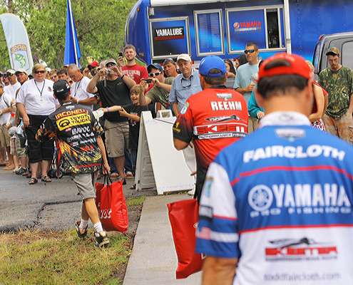 <p>
	Todd Faircloth, Clark Reehm and Mike Iaconelli walk up to the bag line with their catches. </p>
