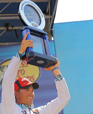 <p>
	Ashley holds his trophy high after winning the Evan Williams Bourbon Carolina Clash.</p>
