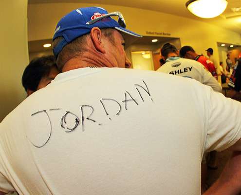 <p> 	Kelly Jordon forgot his tournament shirt!</p> 