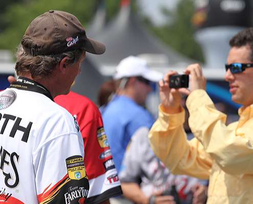 <p>
	Kevin Wirth and other anglers in the bag line take a moment for a BASSCam interview.</p>

