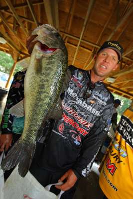 <p>
	Aaron Martens shows off his biggest largemouth shortly before taking the stage.</p>
