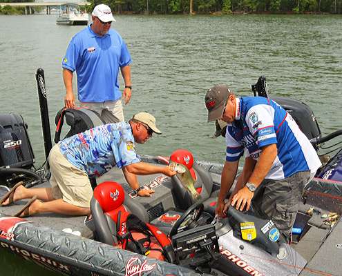 <p>
	Russ Lane gave Jeff Connella a ride into weigh-in and they bag their fish at the docks.</p>
