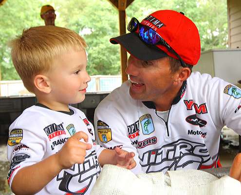 <p>
	Edwin Evers greets his young son at the tanks after another great day of fishing saw him move into the top-12 cut.</p>
