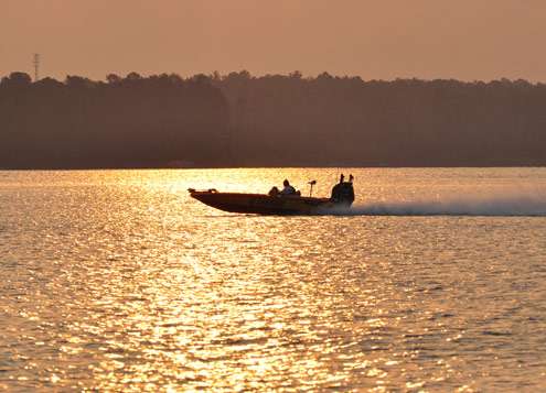 <p>
	A bass boat runs across Lake Murray early Friday morning.</p>
