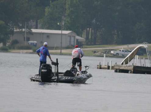 <p>
	John Murray carefully fights a good largemouth to the front of his boat.</p>
