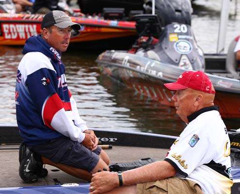<p>
	David Walker and Dave Smith have a conversation prior to the start of Day Two in the Dixie Duel.</p>

