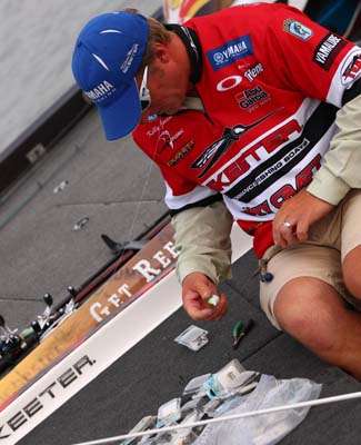 <p>
	Kelly Jordon changes his bait hooks before the start of Day Three.</p>
