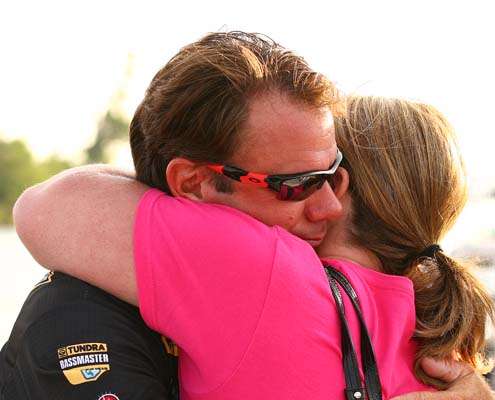 <p>
	 </p>
<p>
	Prior to take-off, Kevin VanDam gets a hug from his wife, Sherri.</p>
