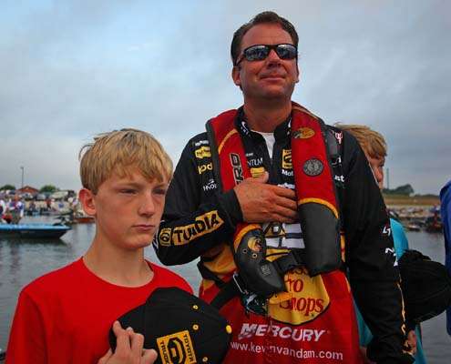 <p>
	Kevin VanDam, flanked by his sons Jackson and Nicholas, stand for the National Anthem.</p>
