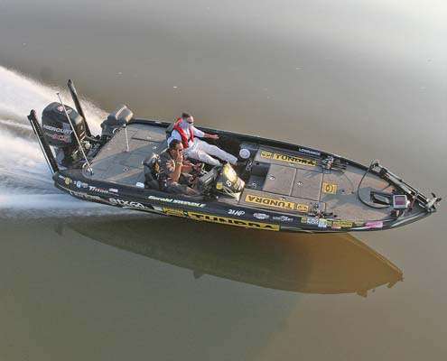 <p>
	Swindle gives a finger wave as he boats to the next lock.</p>
