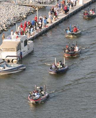 <p>
	 </p>
<p>
	The line of boats idled about 300 yards before taking off.</p>
