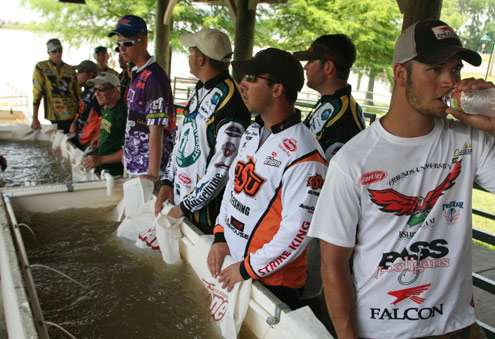 <p>
	Teams stand at the tanks prior to weigh-in on Lake Dardanelle.</p>

