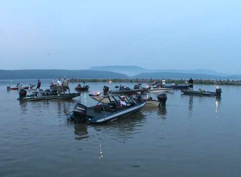 <p>
	Boats gather at the Lake Dardanelle State Park for the 2011 Mercury College Bass West Super Regional.</p>
