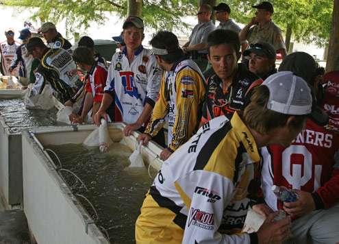 <p>
	Anglers line the tank in Russellville, Ark., prior to the weigh-in on Friday.</p>
