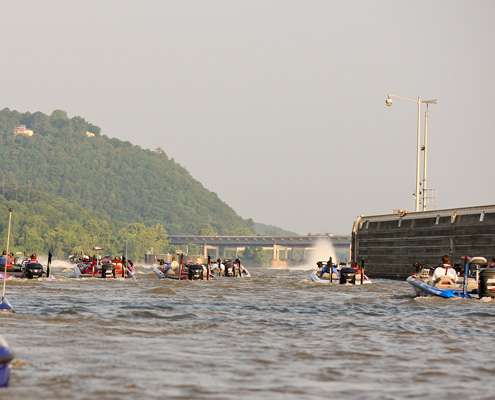 <p>
	Boats clear the dam wall and begin to take their hole shots.  </p>
