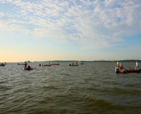 <p>
	 </p>
<p>
	Spectator boats gather around Kevin VanDam on the final day of the Dixie Duel. </p>
