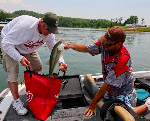 <p>
	Steve Priest sacks his fish before bringing them to the scales. Priest finished the day in 12th place with 14 pounds, 11 ounces. </p>
