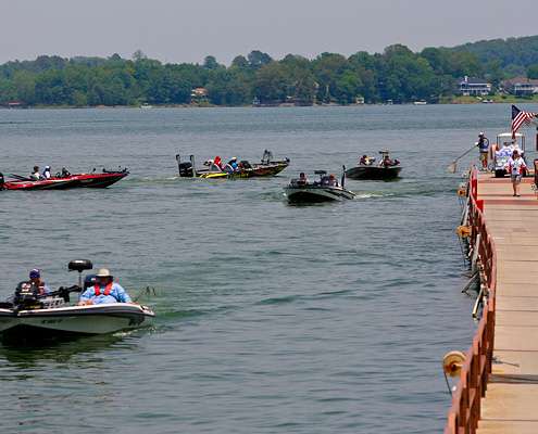 <p>
	Early flights of boats begin to check in at the end of Day Two on Douglas Lake.</p>
