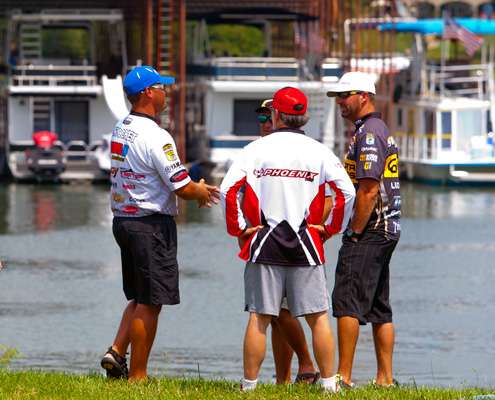 <p>
	Cliff Crochet discusses his day with his fellow anglers.</p>

