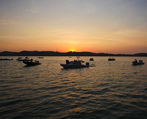 <p>
	Spectator boats gather to watch tournament leader Bobby Ferguson on the final day of the Bass Pro Shops Southern Open on Douglas Lake. </p>
