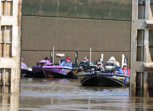 <p>
	 </p>
<p>
	The locks begin to open and Elite Series boats wait in readiness.</p>
