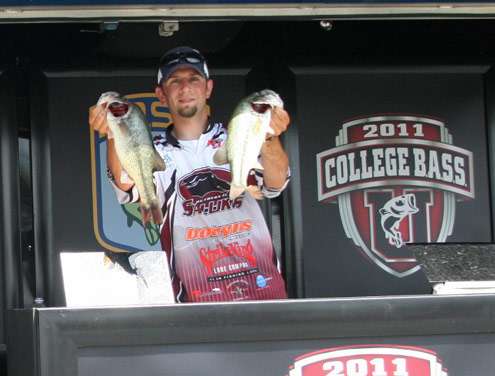 <p>
	Bryan Partak of Southern Illinois handles half the 8-14 bag he and teammate Dominick DiNovo weighed.</p>
