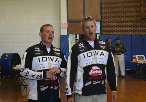 <p>
	 </p>
<p>
	The team from Iowa won two rods by singing their schoolâs fight song.</p>
