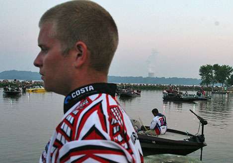 <p>
	Kyle Billingsley of Arkansas gets ready to board the team boat as the 6 a.m. launch time approaches.</p>
