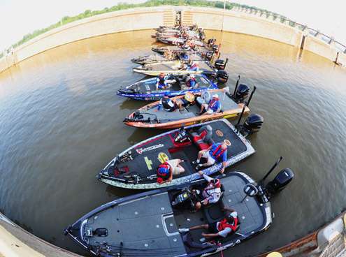 <p>
	Anglers gather in the David D. Terry lock and dam to head down river toward Pine Bluff, Ark.</p>
