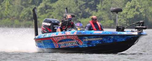 <p>
	Denny Brauer heads back to the ramp with 10-12 in the boat.</p>
