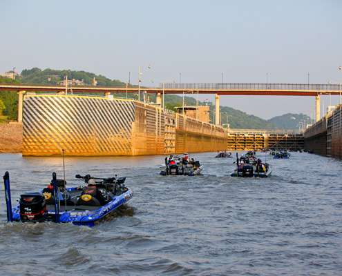 <p>
	 </p>
<p>
	Anglers begin to file into the lock. </p>
