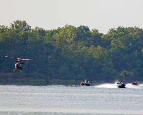 <p>
	Denny Brauer speeds into his fishing location in Pine Bluff Harbor, with an ESPN helicopter and several spectator boats following him. </p>
