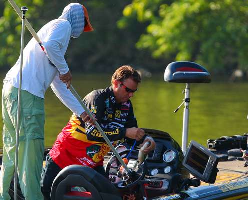 <p>
	VanDam clips a culling bulb on a fish, while Wes Miller captures the action on a pole-mounted camera. </p>
